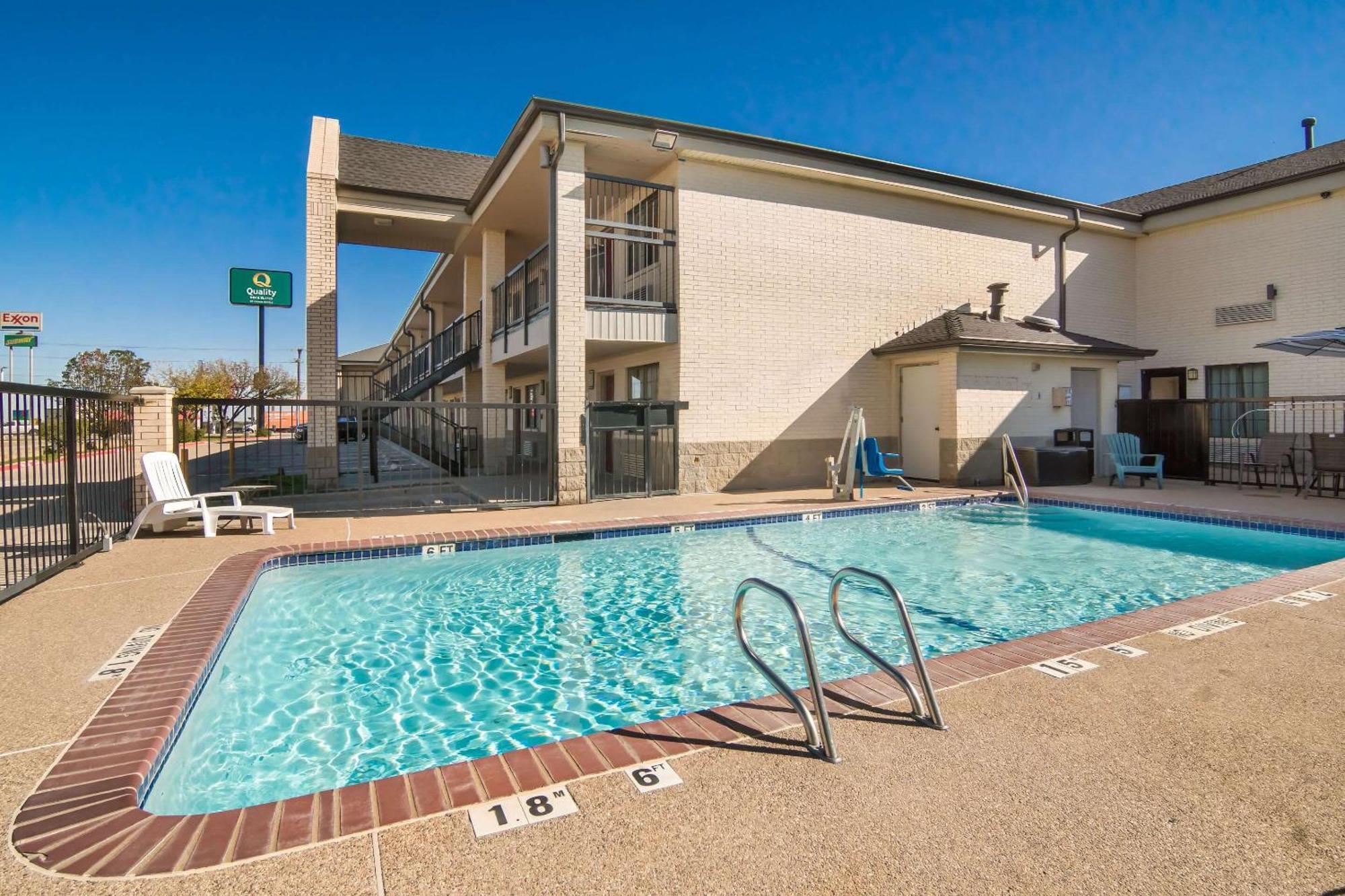 Quality Inn & Suites Weatherford Exterior photo